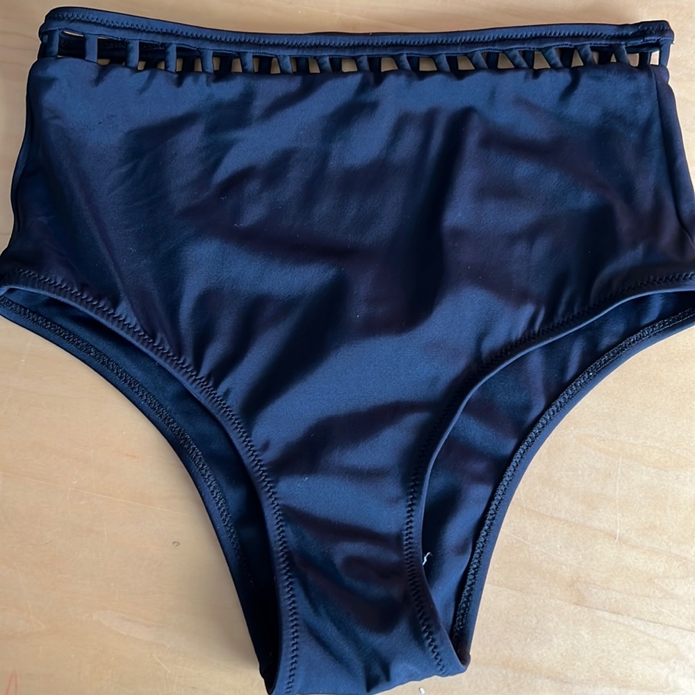 OYE Swimwear "Ela" bikini bottoms with cutouts at waistband.
High-waist.